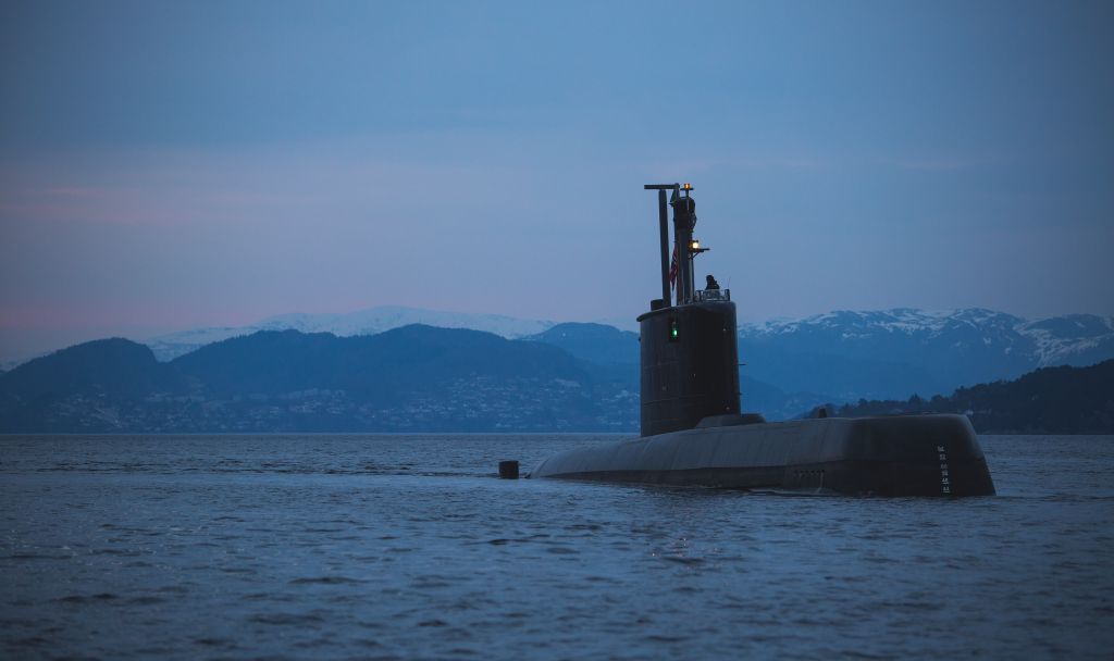 Ubåten KNM Utvær seiler i en fjord utenfor Bergen. (Foto: Mats Grimsæth)