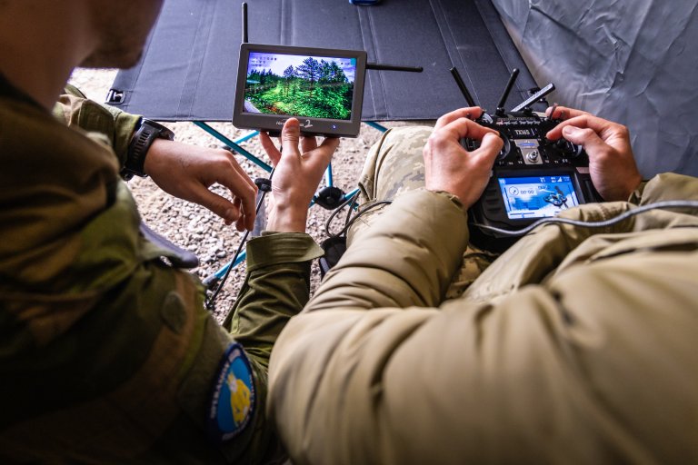 To mennesker som ser på små skjermer