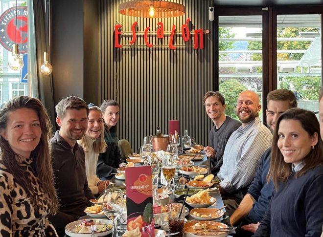 Å bygge sosiale relasjoner er noe av hensikten med Ung i Forsvarsmateriell. Her fra en middag på restauranten Escalon i Bergen.  Lengst til høyre i bildet ser vi Adriaan Verbeeten, leder av foreningen Ung i Maritime kapasiteter (Markap) på Haakonsvern. Foto: Forsvarsmateriell