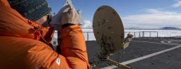 Satellittingeniør Vidar Madsen tester om løsningen fungerer mellom fjellene nord på Svalbard.