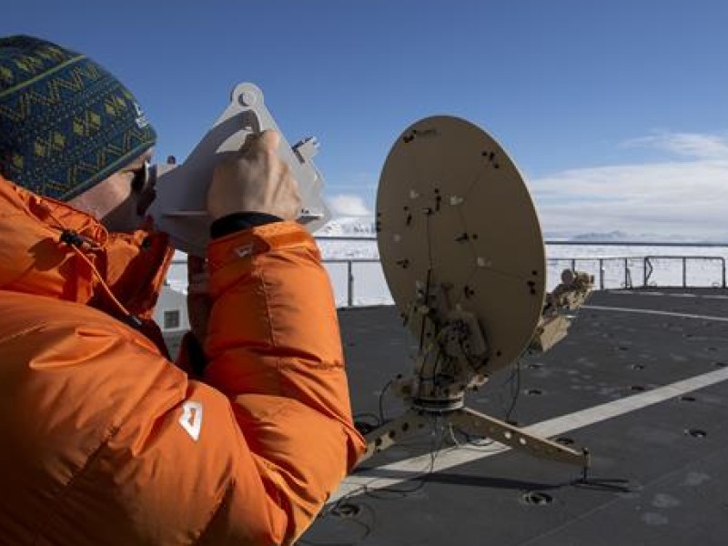 Satellittingeniør Vidar Madsen tester om løsningen fungerer mellom fjellene nord på Svalbard.