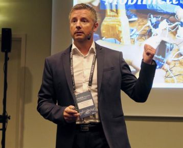 – Det er spennende å jobbe med utviklingen av 4G og 5G. Vi må sørge for at Forsvaret har bunnsolid mobilkommunikasjon som virker under alle omstendigheter, sier radioingeniør Kennet Nomeland.