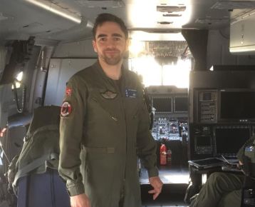 Kaptein Thomas Gundersen (pilot) og kaptein Fredrik Vik (systemoperatør) i kabinen på bakken i Humberside.