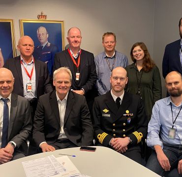 Foran fra venstre: Ove Ladegård (Rohde & Schwarz), Eiliv Ofigsbø (Forsvarsmateriell IKT-kapasiteter), Kjetil Svartskuren Thomsvik (Forsvarsmateriell IKT-kapasiteter), Kristian Høegh Mysen (Program Mime). Bak fra venstre: Gunnar Hellerslien (Rohde & Schwarz), Øivind Nordnes (Rohde & Schwarz), Jørgen Inge Olsen (CYFOR, CCR), Eilin Ellingsen (Program Mime), Mats Ove Sannes (Forsvarsmateriell IKT-kapasiteter)
